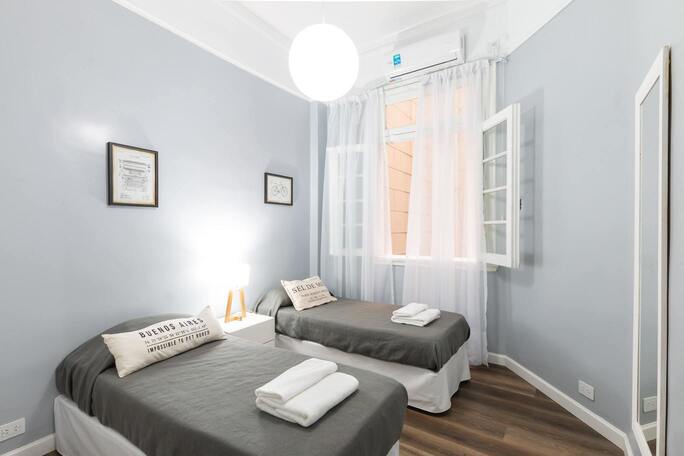 Image de la chambre d'hotel montrant la chambre