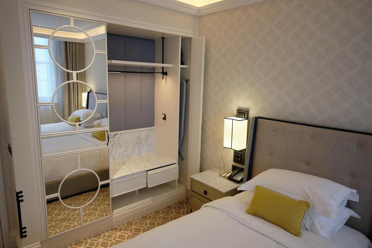 Image de la chambre d'hotel montrant la chambre